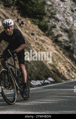 Cycliste de route au printemps entre Lechtal et Tannheimer Tal devant les paysages pittoresques des Alpes, Tyrol, Autriche, Europe Banque D'Images