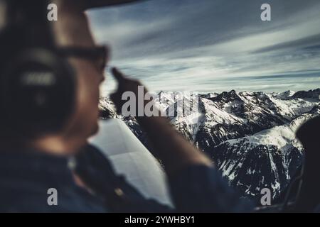Vol au-dessus de la vallée de Lech à la fin de l'hiver avec un petit avion au Tyrol, Autriche, Europe Banque D'Images