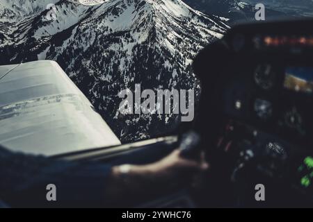 Vol au-dessus de la vallée de Lech à la fin de l'hiver avec un petit avion au Tyrol, Autriche, Europe Banque D'Images