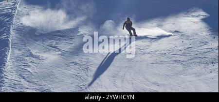 Snowboarder, 15 ans, Tegelberg, près de Fuessen, Alpes Allgaeu, Allgaeu, Bavière, Allemagne, Europe Banque D'Images