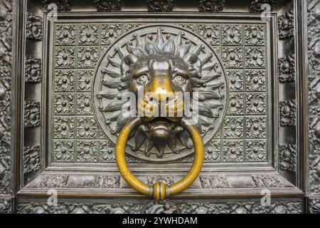 Tête de lion, heurteur de porte au portail d'entrée, façade ouest, cathédrale de Cologne, Cologne, Rhénanie du Nord-Westphalie, Allemagne, Europe Banque D'Images