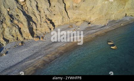 Ligne de plage rocheuse avec des vagues claires sur une côte rocheuse, isolée et calme, tir de drone, lumière du soir, Araki Beach, côte sud-ouest, Karpathos, Dodécanèse Banque D'Images