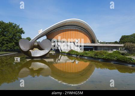 Bâtiment moderne avec toit incurvé, sculpture au premier plan et reflets d'eau, Maison des cultures du monde avec sculpture papillon, ancien congrès Banque D'Images