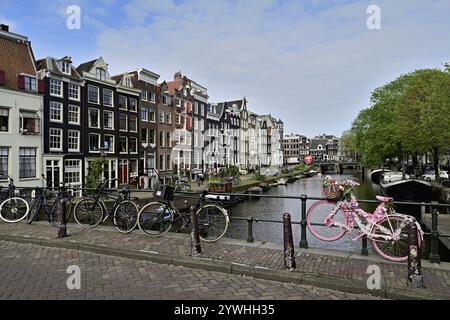 Vélo rose décoré de fleurs sur un pont près d'un canal, Amsterdam, Province de Hollande du Nord, pays-Bas Banque D'Images