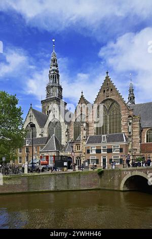 Oude Kerk, vieille église, plus ancien bâtiment conservé de la ville, quartier rouge de Wallen, Amsterdam, province de Hollande du Nord, pays-Bas Banque D'Images