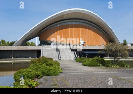 Bâtiment avec toit incurvé et large escalier, entouré par la nature, sous un ciel dégagé, Maison des cultures du monde avec sculpture papillon, ancien congrès Banque D'Images