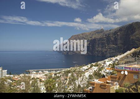 Panorama sur la station de vacances de Los Gigantes, derrière elle les falaises de Los Gigantes, Acantilado de los Gigantes, côte sud-ouest, Tenerife, Canaries est Banque D'Images