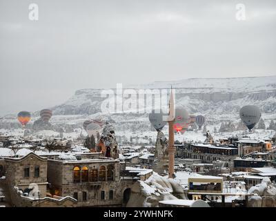 Göreme, Cappadoce, Turquie - 1 décembre 2024 : attraction touristique populaire, tours en montgolfière de Cappadoce, se préparant à décoller pendant l'hiver Banque D'Images