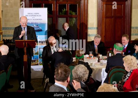 Harry Mount au Oldie Literary Lunch 10/12/24 Stephen Fry, Gyles Brandreth et Sam Leith Banque D'Images