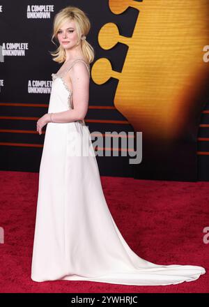 HOLLYWOOD, LOS ANGELES, CALIFORNIE, États-Unis - 10 DÉCEMBRE : elle Fanning portant un look Gucci personnalisé arrive à la première de Los Angeles de 'A Complete Unknown'' de Searchlight Pictures qui s'est tenue au Dolby Theatre le 10 décembre 2024 à Hollywood, Los Angeles, Californie, États-Unis. (Photo de Xavier Collin/image Press Agency) Banque D'Images