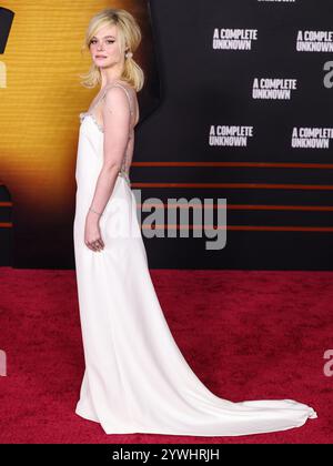 HOLLYWOOD, LOS ANGELES, CALIFORNIE, États-Unis - 10 DÉCEMBRE : elle Fanning portant un look Gucci personnalisé arrive à la première de Los Angeles de 'A Complete Unknown'' de Searchlight Pictures qui s'est tenue au Dolby Theatre le 10 décembre 2024 à Hollywood, Los Angeles, Californie, États-Unis. (Photo de Xavier Collin/image Press Agency) Banque D'Images