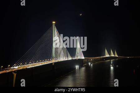 (241211) -- ZHUHAI, Dec. 11, 2024 (Xinhua) -- une photo de drone aérien prise le Dec. 4, 2024 montre une vue du pont portuaire gaolan (avec deux tours principales sur la gauche) et du pont Huangmaohai (avec trois tours principales sur la droite) dans la province du Guangdong du sud de la Chine. Le passage transfrontalier de Huangmaohai, reliant la ville de Zhuhai et la ville de Jiangmen dans le Guangdong, a été officiellement ouvert à la circulation mercredi. Ce passage, d'une longueur totale d'environ 31 kilomètres avec une section de 14 kilomètres au-dessus de la mer, englobe deux ponts principaux, à savoir le pont Huangmaohai et le pont portuaire gaolan. (Xinhua/Liu Banque D'Images
