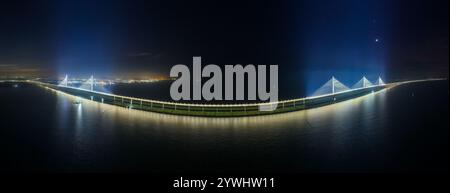 (241211) -- ZHUHAI, Dec. 11, 2024 (Xinhua) -- une photo de drone panoramique aérienne prise le Dec. 4, 2024 montre une vue du pont portuaire Gaolan (avec deux tours principales sur la gauche) et du pont Huangmaohai (avec trois tours principales sur la droite) dans la province du Guangdong du sud de la Chine. Le passage transfrontalier de Huangmaohai, reliant la ville de Zhuhai et la ville de Jiangmen dans le Guangdong, a été officiellement ouvert à la circulation mercredi. Ce passage, d'une longueur totale d'environ 31 kilomètres avec une section de 14 kilomètres au-dessus de la mer, englobe deux ponts principaux, à savoir le pont Huangmaohai et le pont portuaire gaolan. ( Banque D'Images