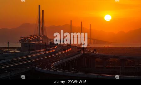 (241211) -- ZHUHAI, Dec. 11, 2024 (Xinhua) -- une photo de drone aérien prise le Dec. 4, 2024 montre une vue du pont portuaire gaolan (avec deux tours principales sur la gauche) et du pont Huangmaohai (avec trois tours principales sur la droite) dans la province du Guangdong du sud de la Chine. Le passage transfrontalier de Huangmaohai, reliant la ville de Zhuhai et la ville de Jiangmen dans le Guangdong, a été officiellement ouvert à la circulation mercredi. Ce passage, d'une longueur totale d'environ 31 kilomètres avec une section de 14 kilomètres au-dessus de la mer, englobe deux ponts principaux, à savoir le pont Huangmaohai et le pont portuaire gaolan. (Xinhua/Liu Banque D'Images