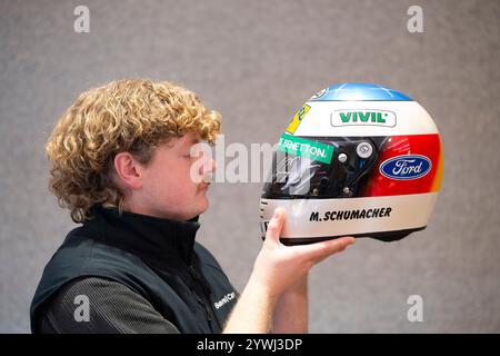 Bonhams, Londres, Royaume-Uni. 11 décembre 2024. Avant-première de la vente de rue Bond, important Collectors Motor Cars et Automobilia, qui aura lieu le 12 décembre. Les faits saillants incluent : un casque Michael Schumacher 1991, par Arai, estimé £20,000-25,000. Crédit : Malcolm Park/Alamy Live News Banque D'Images
