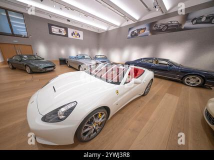 Bonhams, Londres, Royaume-Uni. 11 décembre 2024. Avant-première de la vente de rue Bond, important Collectors Motor Cars et Automobilia, qui aura lieu le 12 décembre. Les faits saillants incluent : un propriétaire de la nouvelle Ferrari California Hardtop Cabriolet 2009, estimé £60,000-100,000. Crédit : Malcolm Park/Alamy Live News Banque D'Images