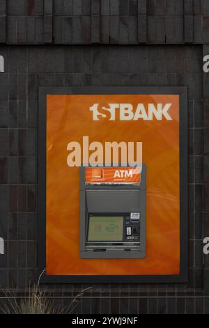 Gros plan d'un distributeur de billets orange vif dans le mur de 1STBANK, Colorado, USA. Banque D'Images