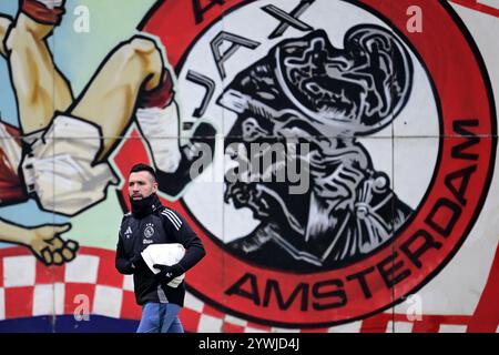 Amsterdam, pays-Bas. 11 décembre 2024, entraîneur Francesco Rafioli de l'Ajax pendant l'entraînement avant le match de Ligue Europa contre le SS Lazio Roma à la Johan Cruijff Arena le 11 décembre 2024 à Amsterdam, pays-Bas. ANP OLAF FISSURE Banque D'Images