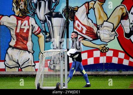 Amsterdam, pays-Bas. 11 décembre 2024, entraîneur Francesco Rafioli de l'Ajax pendant l'entraînement avant le match de Ligue Europa contre le SS Lazio Roma à la Johan Cruijff Arena le 11 décembre 2024 à Amsterdam, pays-Bas. ANP OLAF FISSURE Banque D'Images