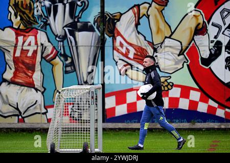 Amsterdam, pays-Bas. 11 décembre 2024, entraîneur Francesco Rafioli de l'Ajax pendant l'entraînement avant le match de Ligue Europa contre le SS Lazio Roma à la Johan Cruijff Arena le 11 décembre 2024 à Amsterdam, pays-Bas. ANP OLAF FISSURE Banque D'Images