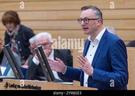 Auftaktsitzung zur Beratung des Doppelhaushalts für die Jahre 2025/2026. Andreas Schwarz, Vorsitzender Grüne Landtagsfraktion. Der Landtag von Baden-Württemberg debattiert über den wichtigsten Einzelplan, den Haushalt des Staatsministeriums. 109. Plenarsitzung. Landtag von Baden-Württemberg. // 11.12.2024, Stuttgart, Baden-Württemberg, Deutschland *** Réunion de lancement pour discuter du budget biennal pour 2025 2026 Andreas Schwarz, président du groupe parlementaire du Parti Vert le parlement de l'État du Bade Württemberg débat du budget individuel le plus important, le budget du Ministr de l'État Banque D'Images