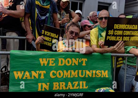 Des supporters portant des banderoles   l'ancien président Jair Bolsonaro seront sur l'avenue Paulista ce samedi 7 septembre pour célébrer l'indépendance du Brésil Banque D'Images