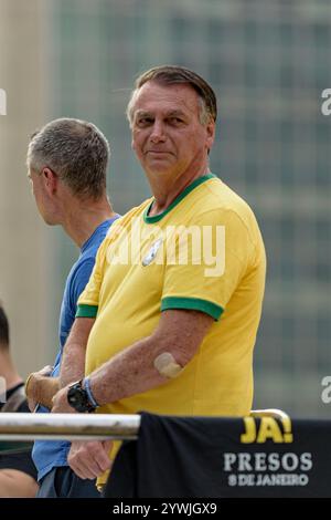 Bolsonaro et ses supporters sur la scène tout en parlant.   L'ancien président Jair Bolsonaro était sur l'avenue Paulista le samedi 7 septembre pour célébrer Banque D'Images