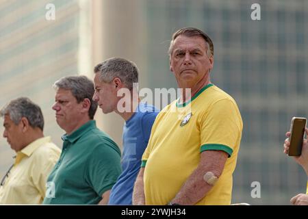 Bolsonaro et ses supporters sur la scène tout en parlant.   L'ancien président Jair Bolsonaro était sur l'avenue Paulista le samedi 7 septembre pour célébrer Banque D'Images