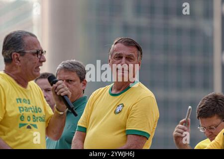 Bolsonaro et ses supporters sur la scène tout en parlant.   L'ancien président Jair Bolsonaro était sur l'avenue Paulista le samedi 7 septembre pour célébrer Banque D'Images