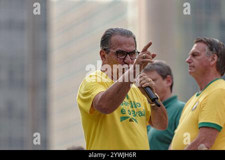 Bolsonaro et ses supporters sur la scène tout en parlant.   L'ancien président Jair Bolsonaro était sur l'avenue Paulista le samedi 7 septembre pour célébrer Banque D'Images