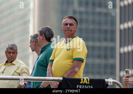 Bolsonaro et ses supporters sur la scène tout en parlant.   L'ancien président Jair Bolsonaro était sur l'avenue Paulista le samedi 7 septembre pour célébrer Banque D'Images