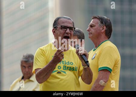 Bolsonaro et ses supporters sur la scène tout en parlant.   L'ancien président Jair Bolsonaro était sur l'avenue Paulista le samedi 7 septembre pour célébrer Banque D'Images