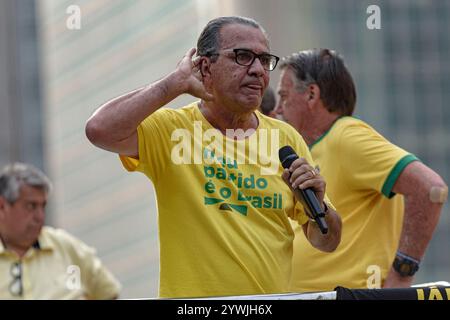 Bolsonaro et ses supporters sur la scène tout en parlant.   L'ancien président Jair Bolsonaro était sur l'avenue Paulista le samedi 7 septembre pour célébrer Banque D'Images