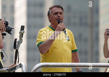 Bolsonaro et ses supporters sur la scène tout en parlant.   L'ancien président Jair Bolsonaro était sur l'avenue Paulista le samedi 7 septembre pour célébrer Banque D'Images