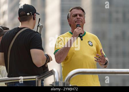 Bolsonaro et ses supporters sur la scène tout en parlant.   L'ancien président Jair Bolsonaro était sur l'avenue Paulista le samedi 7 septembre pour célébrer Banque D'Images