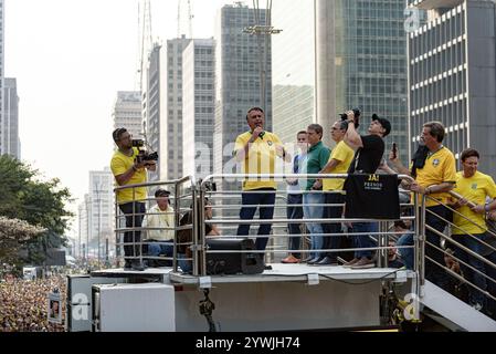 Bolsonaro et ses supporters sur la scène tout en parlant.   L'ancien président Jair Bolsonaro était sur l'avenue Paulista le samedi 7 septembre pour célébrer Banque D'Images