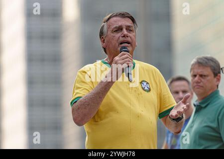 Bolsonaro et ses supporters sur la scène tout en parlant.   L'ancien président Jair Bolsonaro était sur l'avenue Paulista le samedi 7 septembre pour célébrer Banque D'Images