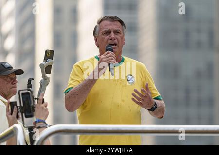 Bolsonaro et ses supporters sur la scène tout en parlant.   L'ancien président Jair Bolsonaro était sur l'avenue Paulista le samedi 7 septembre pour célébrer Banque D'Images