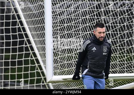 Amsterdam, pays-Bas. 11 décembre 2024, entraîneur Francesco Rafioli de l'Ajax pendant l'entraînement avant le match de Ligue Europa contre le SS Lazio Roma à la Johan Cruijff Arena le 11 décembre 2024 à Amsterdam, pays-Bas. ANP OLAF FISSURE Banque D'Images