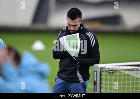 Amsterdam, pays-Bas. 11 décembre 2024, entraîneur Francesco Rafioli de l'Ajax pendant l'entraînement avant le match de Ligue Europa contre le SS Lazio Roma à la Johan Cruijff Arena le 11 décembre 2024 à Amsterdam, pays-Bas. ANP OLAF FISSURE Banque D'Images