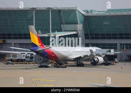SÉOUL, CORÉE DU SUD - 10 AVRIL 2023 : Airbus A330 d'Asiana Airlines stationné à l'aéroport de Séoul Incheon, le principal aéroport de Corée du Sud. Banque D'Images