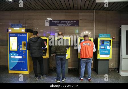 ISTANBUL, TURQUIE - 25 MARS 2023 : les passagers achètent des billets dans les distributeurs automatiques de billets de la station de métro d'Istanbul en Turquie. Banque D'Images