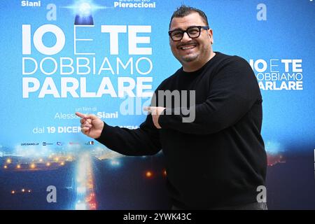 Roma, Latium. 11 décembre 2024. Sergio Friscia lors de la photocall du film IO e te dobbiamo parlare all'Hotel le Meridien Visconti. Rome (Italie), 11 décembre 2024 crédit : massimo insabato/Alamy Live News Banque D'Images