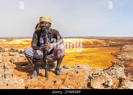 Garde de sécurité avec paysage volcanique de Dallol en arrière-plan, Ethiopie Banque D'Images