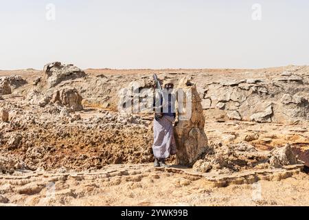 Garde de sécurité avec paysage volcanique de Dallol en arrière-plan, Ethiopie Banque D'Images