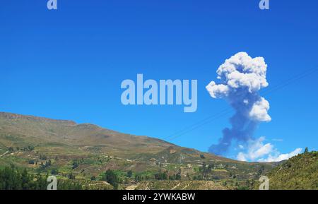 L’éruption du volcan Sabancaya en 2018 avril, vue depuis l’altiplano péruvien dans la région d’Arequipa, Pérou, Amérique du Sud Banque D'Images