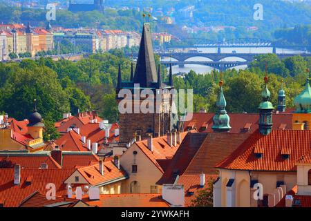 Prague vue sur la ville avec des ponts sur la rivière Vltava, vu du quartier Mala Strana. Paysage urbain de Prague, République tchèque. Banque D'Images