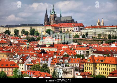 Vue du paysage urbain de Hradcany et du quartier Mala Strana dans la ville de Prague, République tchèque. Banque D'Images