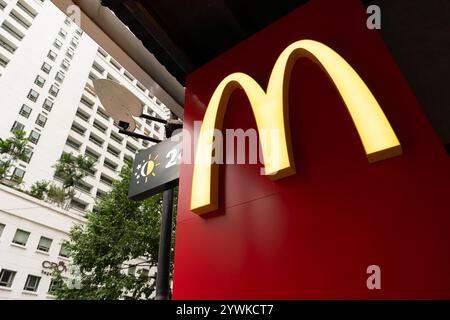 KUALA LUMPUR, MALAISIE - 2 DÉCEMBRE 2023 : panneau des Arches d'or vu chez McDonald's à Kuala Lumpur. Les Arches d'or sont le symbole de McDonald's, le Banque D'Images