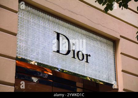 PRAGUE, RÉPUBLIQUE TCHÈQUE - 2 MAI 2024 : magasin de mode de luxe Dior dans la rue Parizska connu pour ses boutiques de mode haut de gamme à Prague, République tchèque Banque D'Images